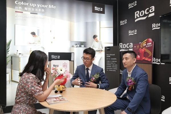 (中:乐家全国零售总监尹安祥; 右:北京鑫德裕泽商贸有限公司总经理冯雷)