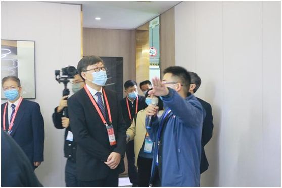 湖南省住建厅党组书记、厅长鹿山(右二)一行莅临金煌装饰展厅参观指导