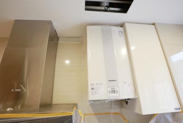 (▲壁挂炉安装施工中)