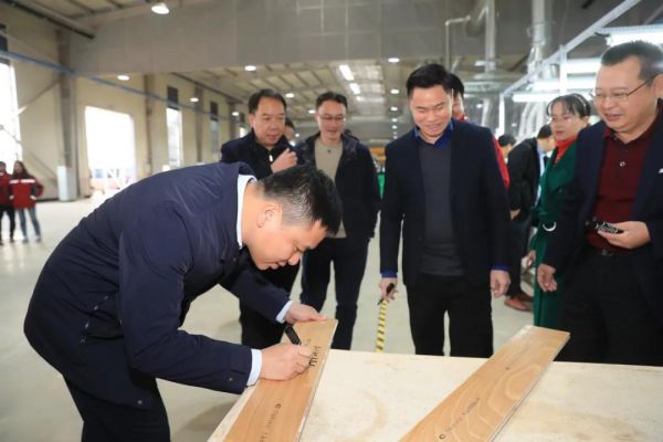 大自然家居鹿寨基地第一块成品地板成功下线