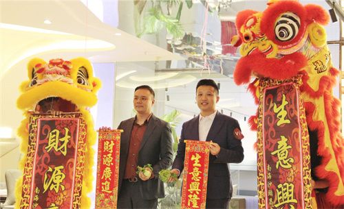 宜奥集团总裁-崔家能(右)与宜奥家居品牌-总经理何震鸿(左)