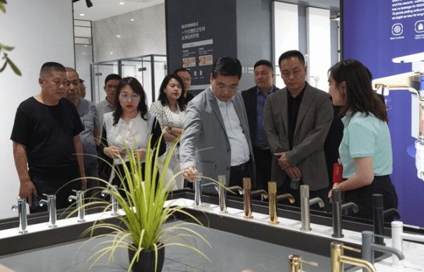 全国工商联家具装饰业商会一行到访惠达<a target=