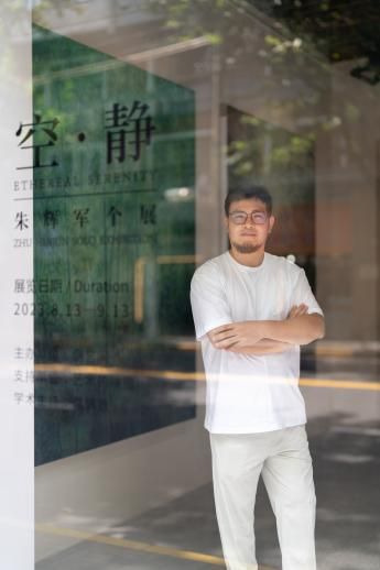 艺术家:朱辉军