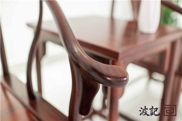 小叶紫檀云纹圈椅月牙扶手一顺而下,势如垂露之凝