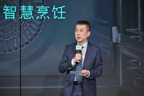 穿着西装笔挺的男子与图片配字 描述已自动生成