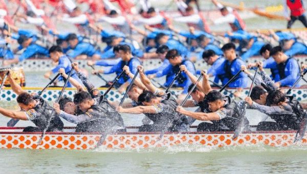 標題:龍年父親節,“龍爸”一家空降羅浮宮看龍舟
