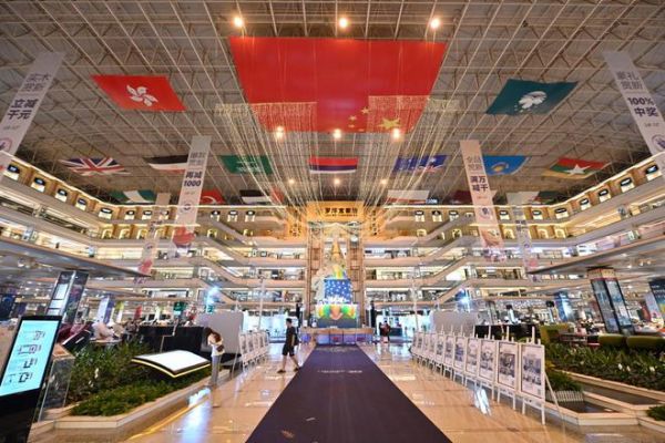 標題:龍年父親節,“龍爸”一家空降羅浮宮看龍舟