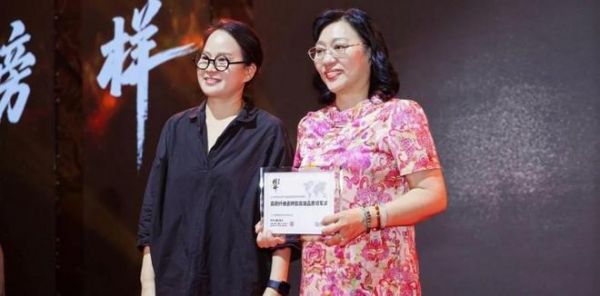 双奖加冕,实力引领 | 贴得稳品牌荣获2025榜样力量双项大奖!